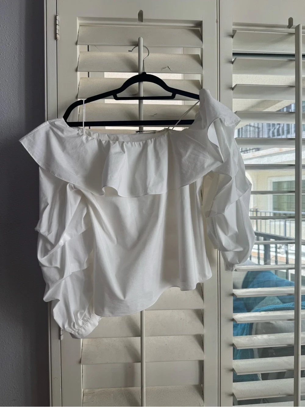 Alice + Olivia White One-Shoulder Ruffle Blouse